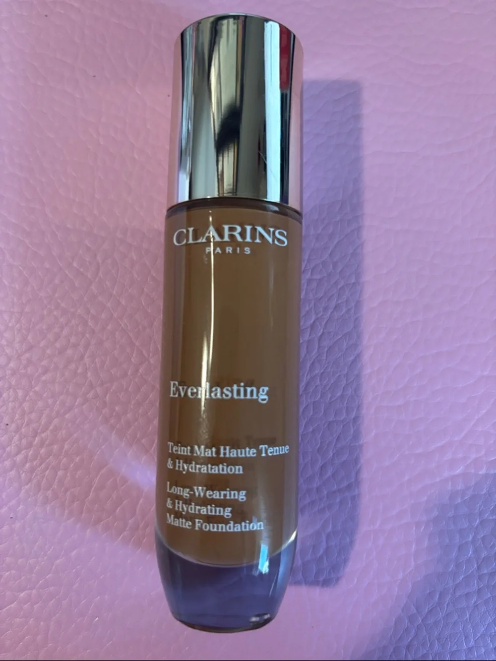Clarins Everlasting Matte Foundation 118.5N – White & Pink Text Box